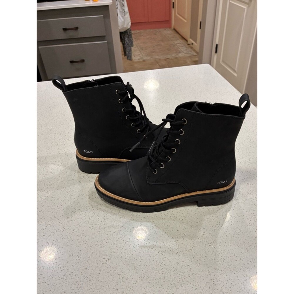 TOMS Black Combat Leather Boots Lace Up Side Zip Womens Size 7 Like New - Picture 5 of 10